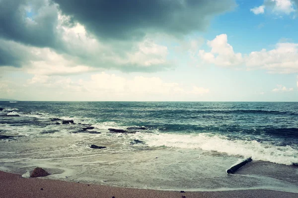Фоновое фото песчаного пляжа и океанских волн — стоковое фото