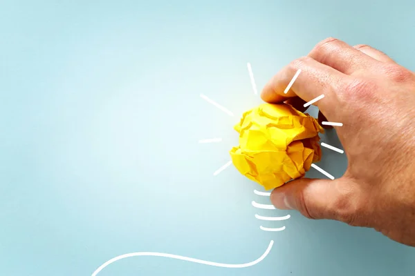 Concetto immagine di idea di successo, carta sgualcita e schizzo lampadina, brainstorming e pensiero creativo — Foto Stock