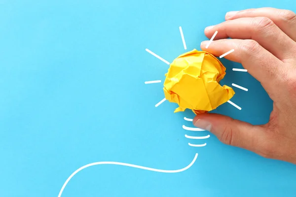 Concetto immagine di idea di successo, carta sgualcita e schizzo lampadina, brainstorming e pensiero creativo — Foto Stock