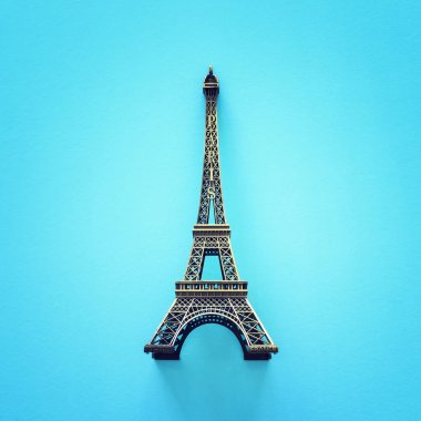 Paris sembolü Eyfel Kulesi mavi arka plan üzerinde