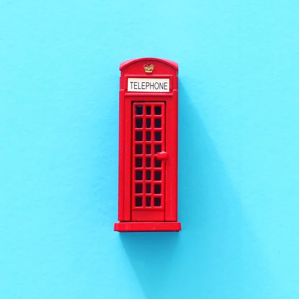 London traditionelle rote Telefonzelle auf blauem Hintergrund. — Stockfoto
