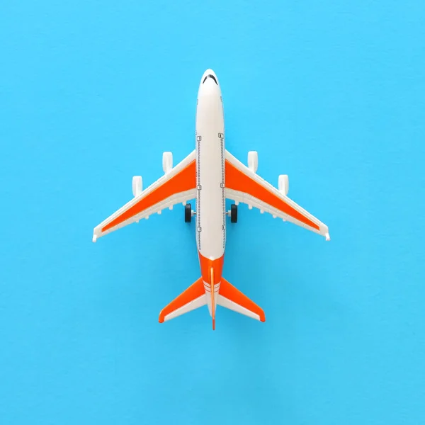 Foto vista superior do avião de brinquedo sobre fundo azul — Fotografia de Stock