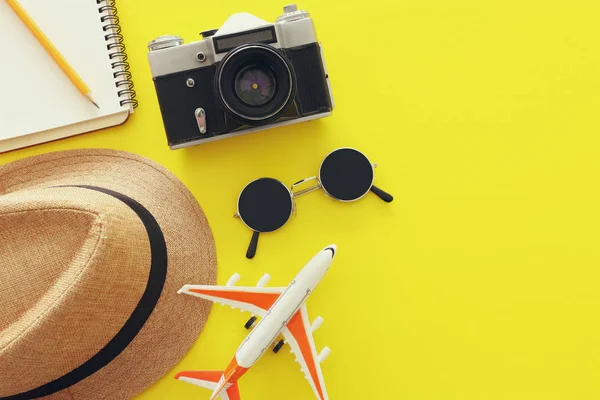 Topp Visa foto av resande koncept med tillbehör över gul bakgrund — Stockfoto