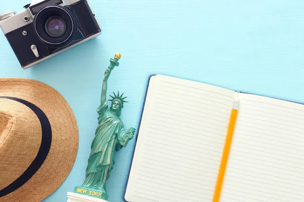 Concepto de viaje con símbolo americano Estatua de la Libertad y cuaderno en blanco para telón de fondo —  Fotos de Stock