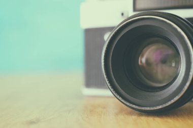 beyaz ahşap masa üzerinde eski fotoğraf kamera. Vintage filtreli