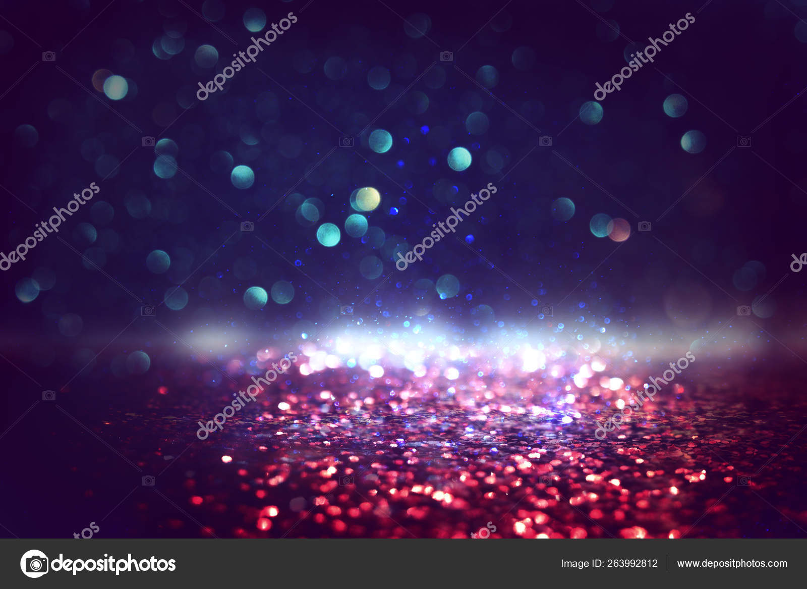 Paillettes vintage lumières fond. noir, or, violet, bleu et rouge.  désorienté — Photo de stock par ©tomert - 263992812, image size:1600x1167