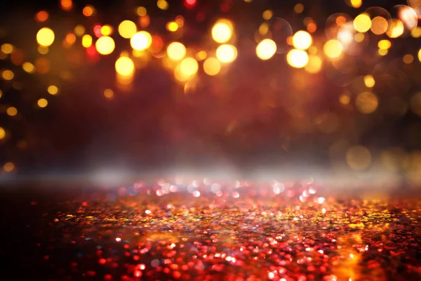 Glitzernde Vintage-Lichter Hintergrund. schwarz, gold und rot. Defokussiert — Stockfoto