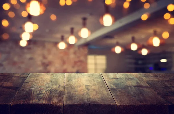 Imagen de mesa de madera frente a abstracto borroso restaurante luces fondo — Foto de Stock