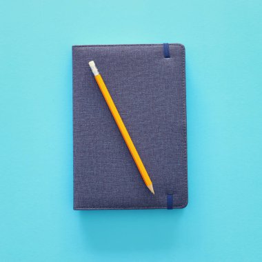 mavi arka plan üzerinde dizüstü kapağı. Üst görünüm düz yatıyordu
