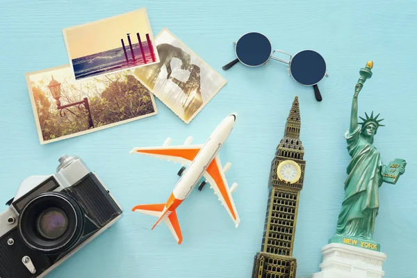 Vista superior de la foto del concepto de viaje con accesorios y símbolos del mundo sobre fondo azul —  Fotos de Stock