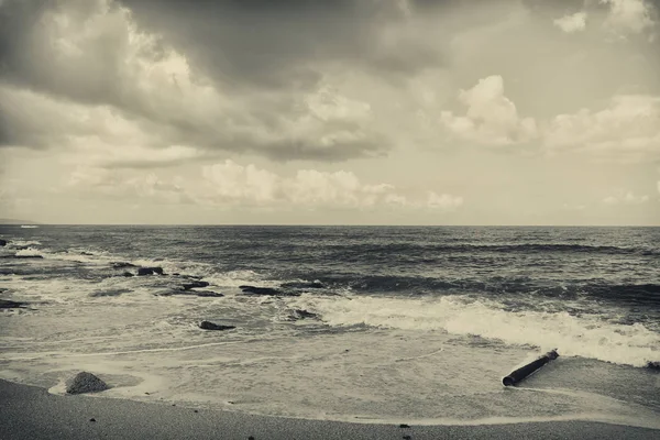 砂浜と海の波の背景。黒と白, セピア — ストック写真