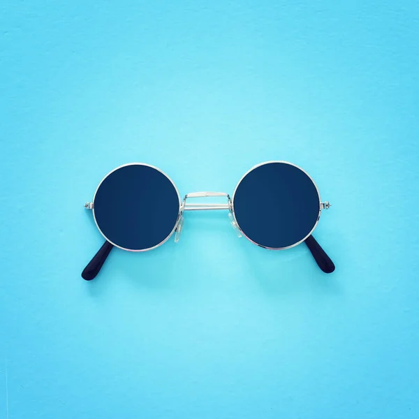 Óculos de sol retro sobre fundo azul. Vista superior flat lay — Fotografia de Stock