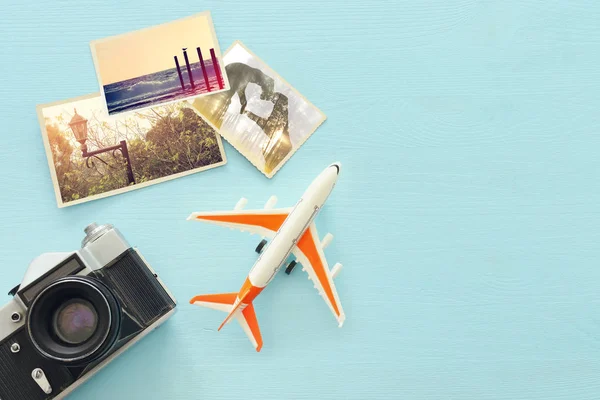 Vista superior de fotografías vacías junto a avión y cámara sobre mesa de madera. concepto de viaje. listo para burlarse —  Fotos de Stock