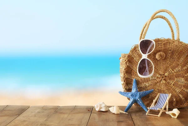 Vakantie en zomer concept met zee leven stijl objecten over houten tafel Infront van zee landschap achtergrond — Stockfoto