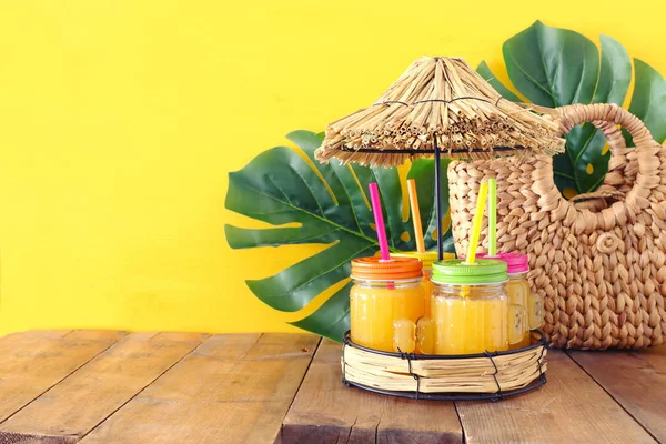 Concepto de vacaciones y verano con objetos de estilo de vida marina y bebidas frescas de frutas sobre mesa de madera — Foto de Stock