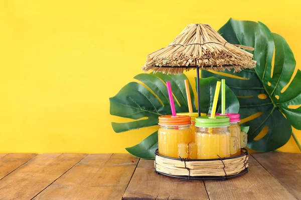 Ahşap masa üzerinde taze meyve içecekleri ile tatil ve yaz konsepti — Stok fotoğraf