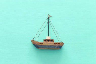 Mavi arka planda ahşap vintage tekne