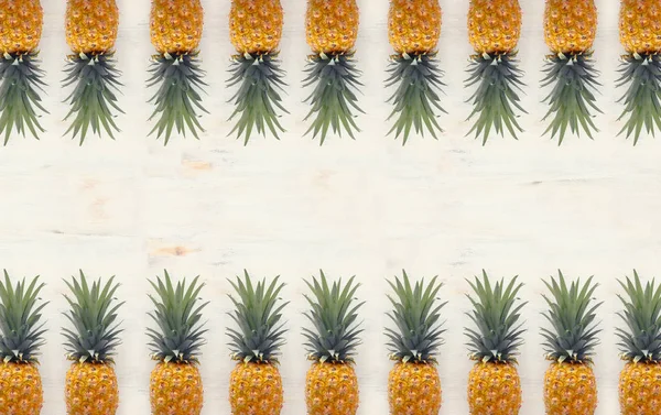 Banner van rijpe ananas over witte houten achtergrond. Strand en — Stockfoto