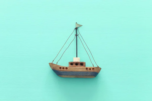Barco vintage de madeira sobre fundo azul — Fotografia de Stock