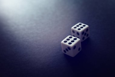 Siyah arka plan üzerinde Rolling Dices. Casino kumar konsepti