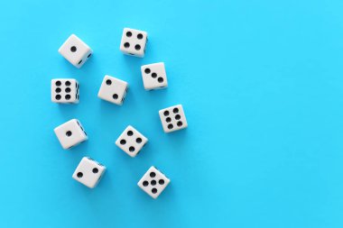 Mavi arka plan üzerinde Rolling Dices. Casino kumar konsepti