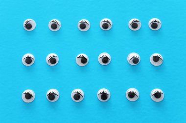 mavi arka plan üzerinde birçok googly gözleri