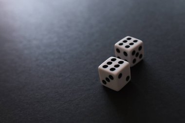Siyah arka plan üzerinde Rolling Dices. Casino kumar konsepti
