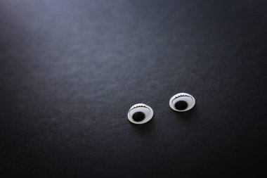 siyah arka plan üzerinde çifti googly gözleri