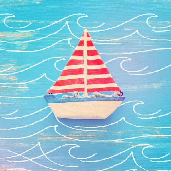 Деревянная винтажная лодка на синем фоне — стоковое фото