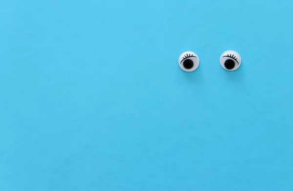 Coppia occhi googly su sfondo blu — Foto Stock