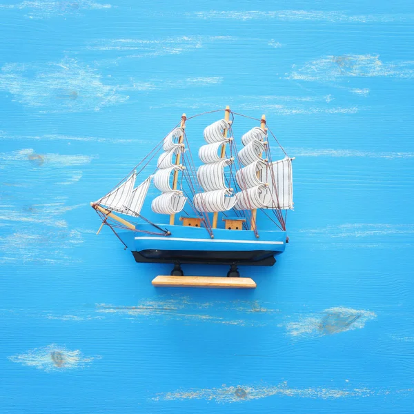 蓝色背景的木制老式船 — 图库照片
