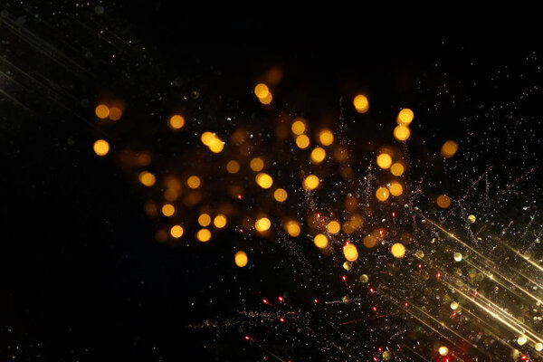 абстрактные блестки на заднем плане. черный и золотой. de-focused
