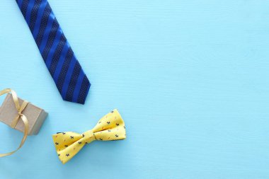 Babalar günü konsepti. Hipster gözlük, goft kutusu kravat ve mavi ahşap arka plan üzerinde komik bıyık. üst görünüm, düz yatıyordu