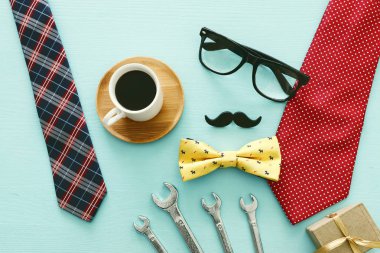 hediye kutusu, kravat ve kahve fincan üst görünüm fotoğraf. Babalar Günü konsepti