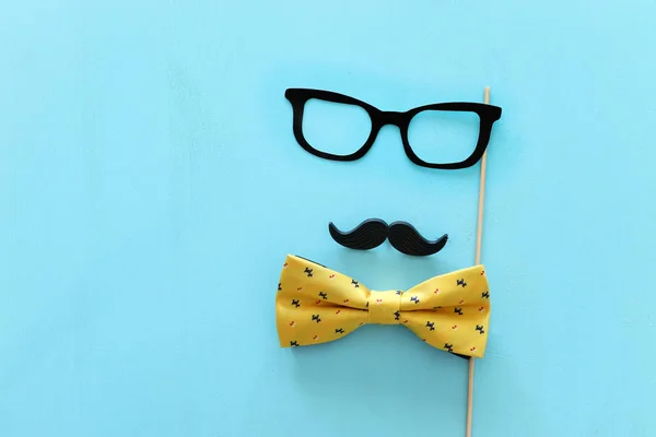 Conceito de dia do pai. Óculos de Hipster e bigode sobre fundo de madeira azul. vista superior, flat lay — Fotografia de Stock