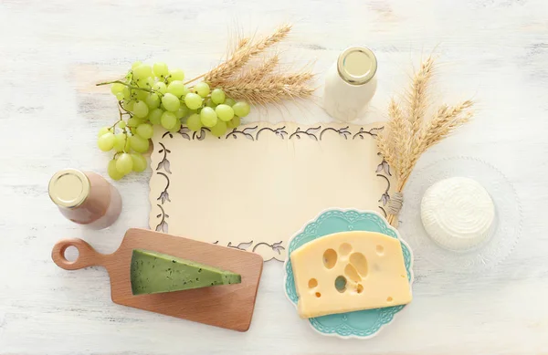 Foto von oben mit Milchprodukten vor weißem Holzhintergrund. s — Stockfoto