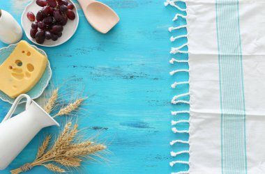 Süt ürünlerinin mavi ahşap arka plandaki en iyi görüntüsü. Yahudi bayramının sembolleri - Shavuot