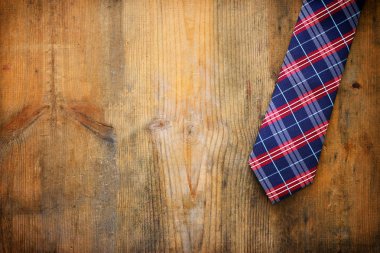 Babalar günü konsepti. Boyunbağı ahşap arka planda. Üst görünüm, düz uzanma