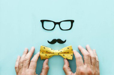 Babalar günü konsepti. Hipster gözlük, bıyık ve ahşap arka plan üzerinde papyon. üst görünüm, düz yatıyordu