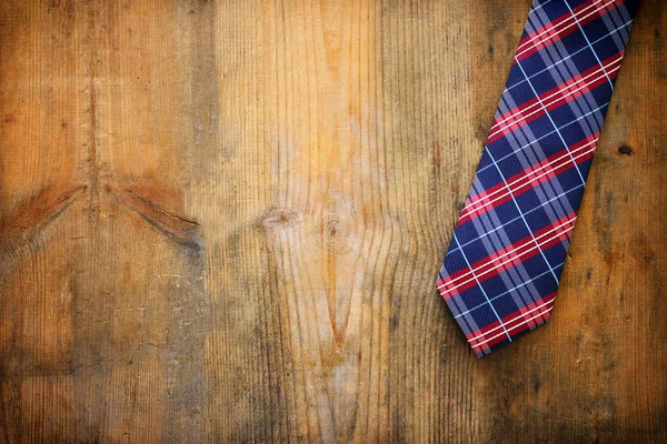 Babalar günü konsepti. Boyunbağı ahşap arka planda. Üst görünüm, düz uzanma