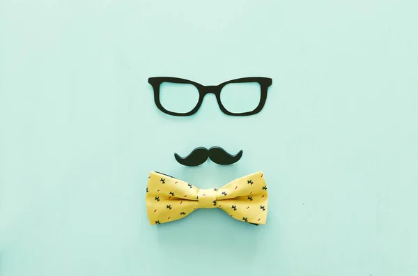 Fars dags koncept. Hipster Glasögon, mustasch och fluga på trä bakgrund. övre vy, Flat Lay — Stockfoto