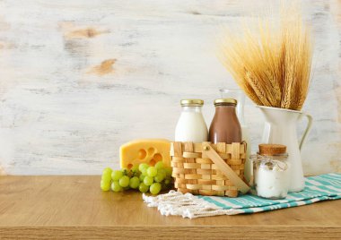 Mandıra ürünlerinin resmi ahşap masanın üzerinde. Yahudi bayramının sembolleri - Shavuot