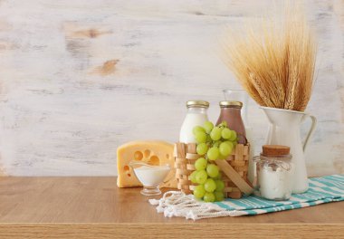 Mandıra ürünlerinin resmi ahşap masanın üzerinde. Yahudi bayramının sembolleri - Shavuot