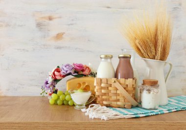 Mandıra ürünlerinin resmi ahşap masanın üzerinde. Yahudi bayramının sembolleri - Shavuot