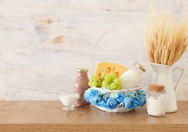 Mandıra ürünlerinin resmi ahşap masanın üzerinde. Yahudi bayramının sembolleri - Shavuot