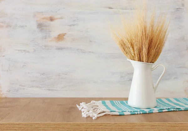 Cultivos de trigo y toalla de cocina rural sobre mesa de madera y fondo blanco. Símbolos de la fiesta judía - Shavuot — Foto de Stock