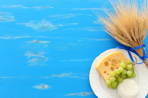 Foto vista superior de produtos lácteos sobre fundo de madeira azul. Sy... — Fotografia de Stock