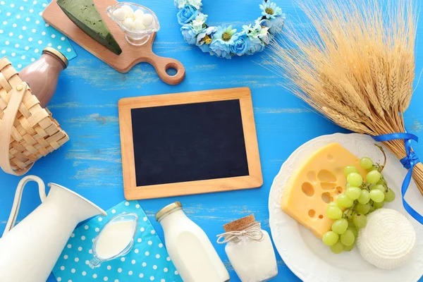 Foto top produk susu di atas latar belakang kayu biru. Simbol liburan Yahudi Shavuot — Stok Foto