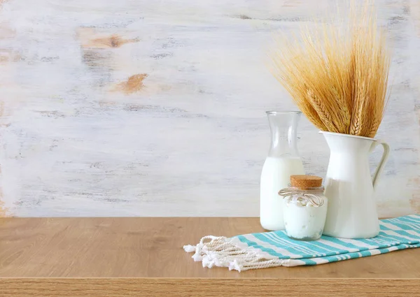 Zdjęcie produktów mlecznych nad drewnianym stołem. Symbole żydowskiego urlopu - Shavuot — Zdjęcie stockowe
