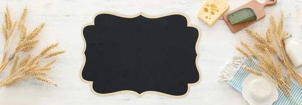 Vista superior de la foto de productos lácteos sobre fondo de madera blanca. Símbolos de la fiesta judía - Shavuot —  Fotos de Stock